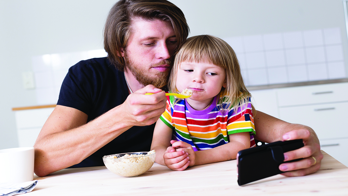 Çocuklara Televizyon, Tablet, Telefon Eşliğinde Yemek Yedirmek  Tehlikeli mi?