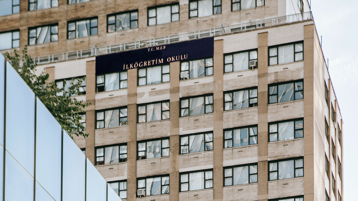 ESKİ ÇAMLAR BARDAK OLDU,<br>ESKİ APARTMANLARSA OKUL